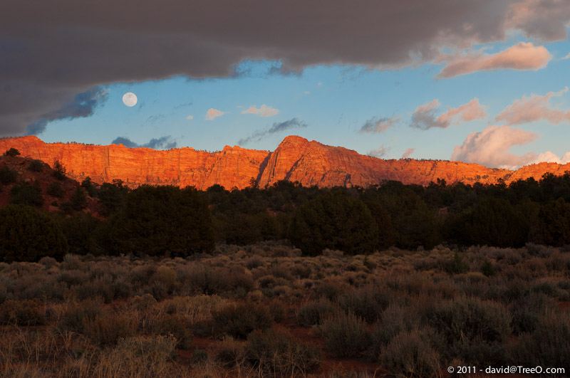 Apple Valley Moonrise - Apple Valley, Utah - March9, 2009